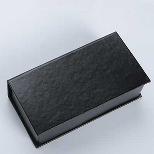 Подарочная коробка для сувенира из чёрной термокожи с шёлковой подкладкой