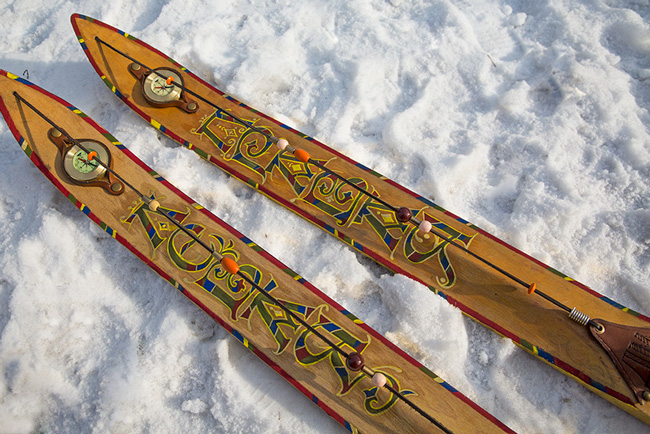 Оригинальные лыжи с надписью левая и правая