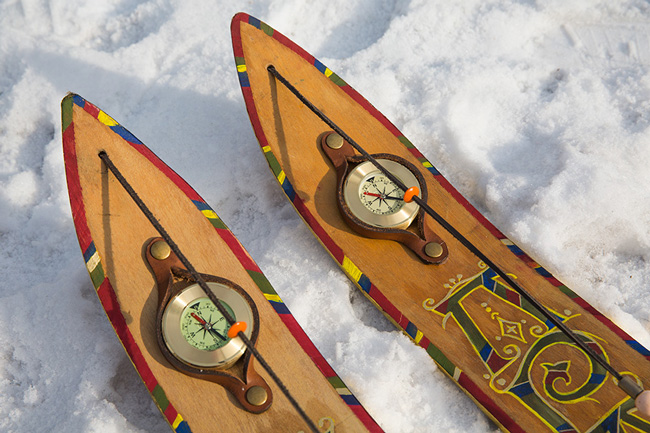 Старинные лыжи с компасом