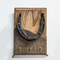 Декоративная подкова на деревянной подложке с крючками для ключей