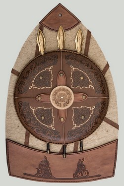 Щит оберег, украшенный тремя стрелами, с отлитыми из металла наконечниками, с золотистым покрытием